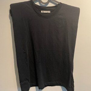 Zara - Black t-shirt with shoulder pads